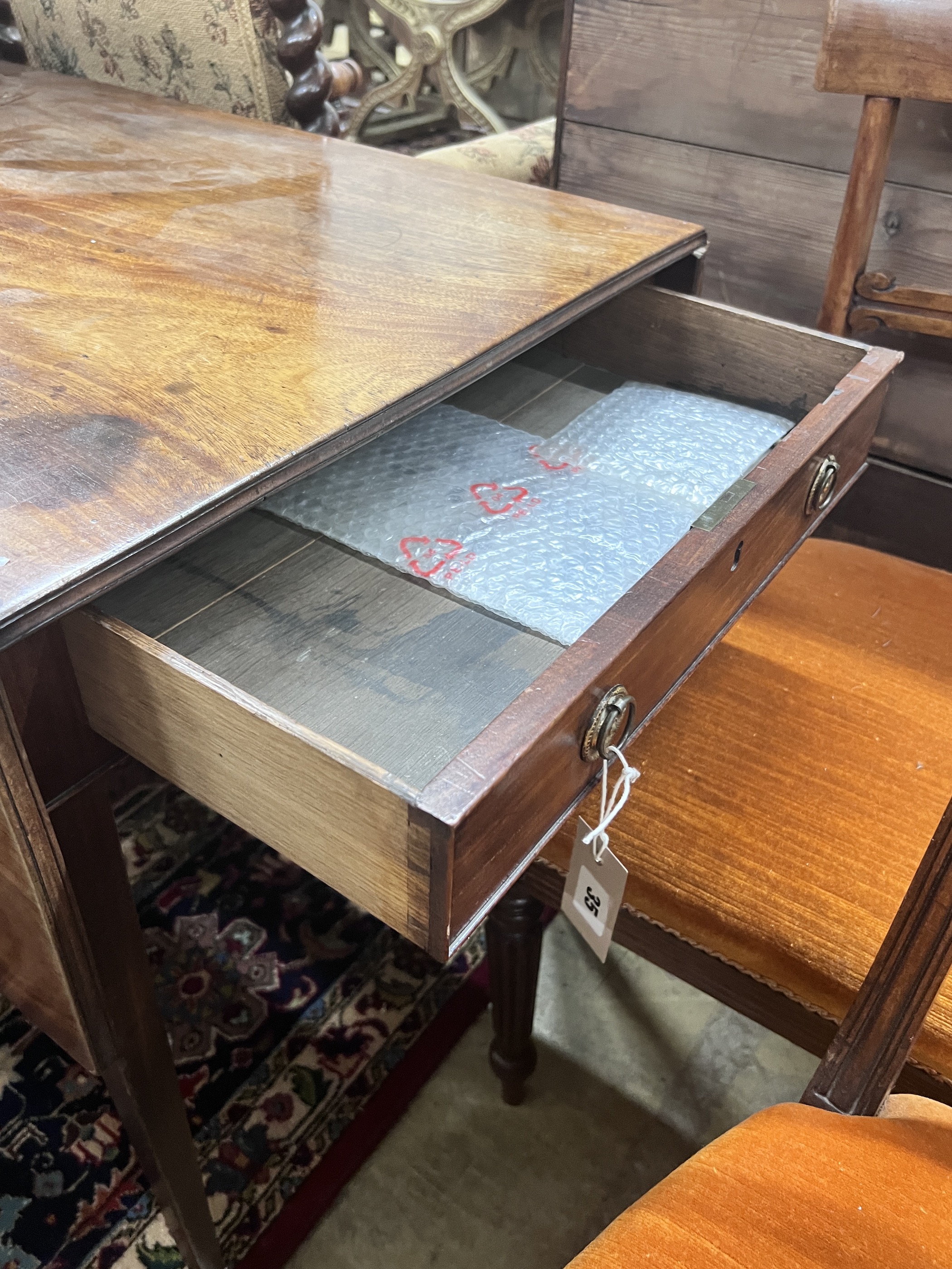 A George III mahogany Pembroke table, width 82cm, depth 56cm, height 71cm